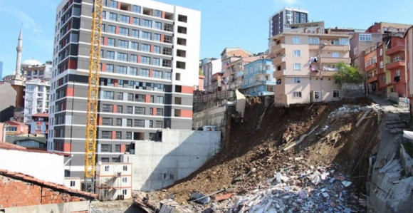 Istanbul: Srušila se četvorospratnica