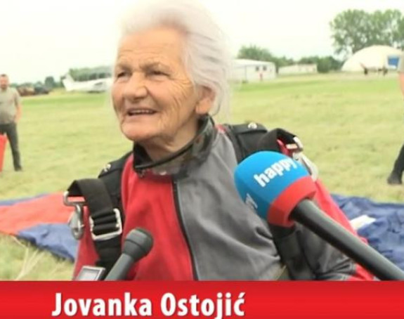 Majka heroja (83) skočila padobranom 