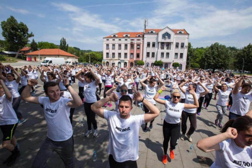 Preko 200 Tuzlaka vježbalo na Trgu Slobode