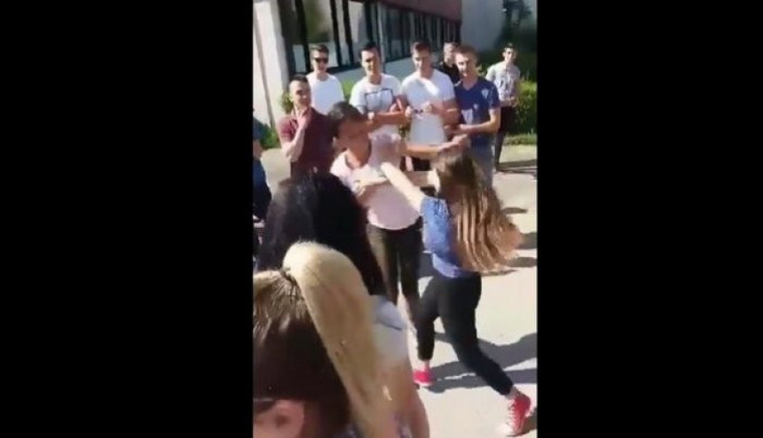 Srednjoškolke se potukle u Cazinu 
