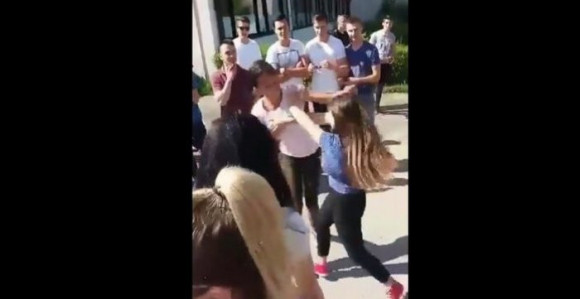 Srednjoškolke se potukle u Cazinu 
