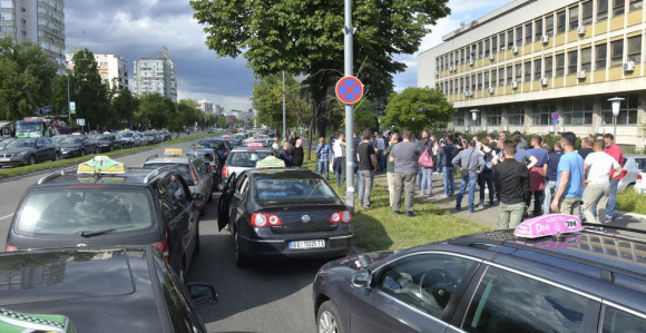 Taksisti kreću u protestnu vožnju