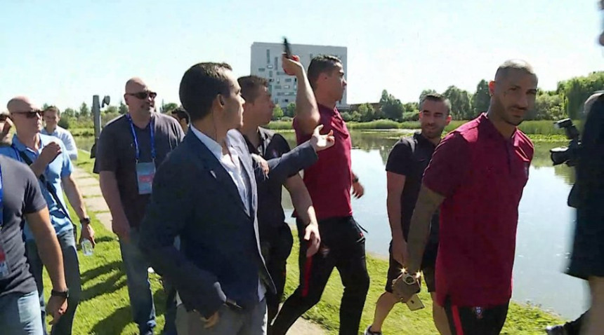 Video - Roki je malo nervozan: Kristijano bacio novinaru mikrofon u jezero!