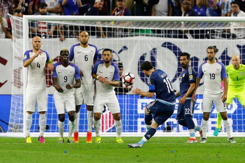 Video: Mesi magijom u istoriju Argentine!