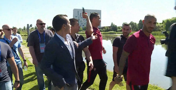 Video - Roki je malo nervozan: Kristijano bacio novinaru mikrofon u jezero!