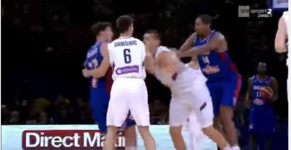 Video: Ažinsa se izvinio, Jokić prihvatio!