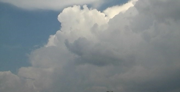 Superbaka rastjeruje gradonosne oblake