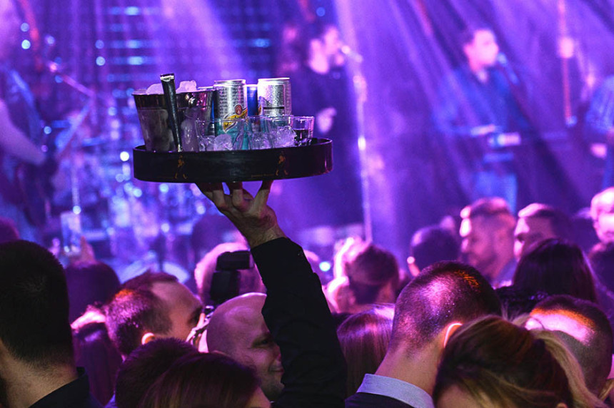 Mlađima od 18 izlazak do 22:00