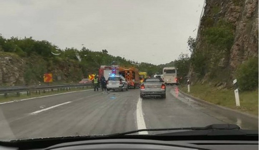 Sletio kombi pun migranata