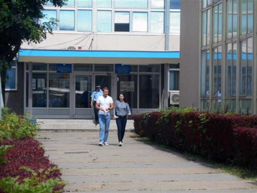 Poslanici predali zahtjev za protest 