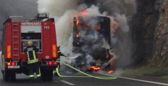 Gorio autobus prepun putnika