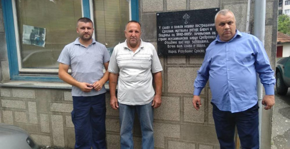 Jedno pričaju dok drugo rade