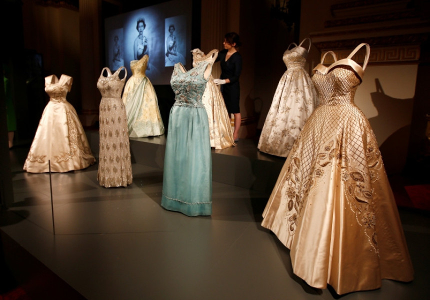 Краљичине хаљине изложене у Бакингемској палати