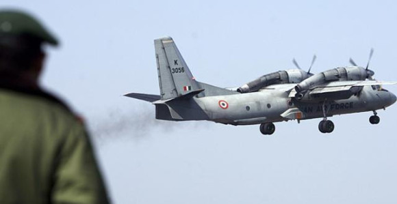 Нестао војни авион са најмање 20 људи