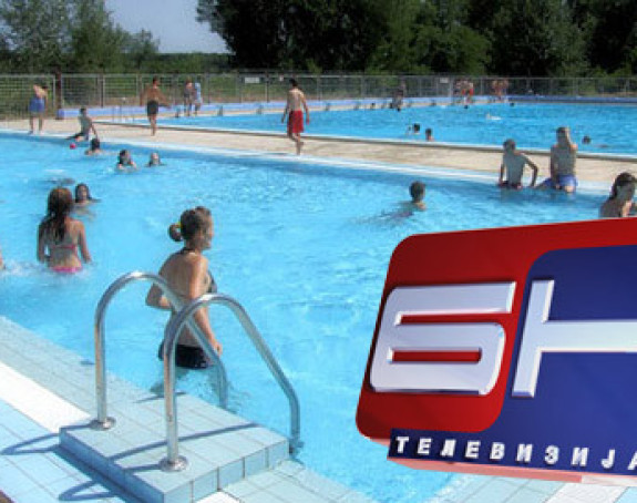 Nedjeljno popodne na bazenima u Derventi