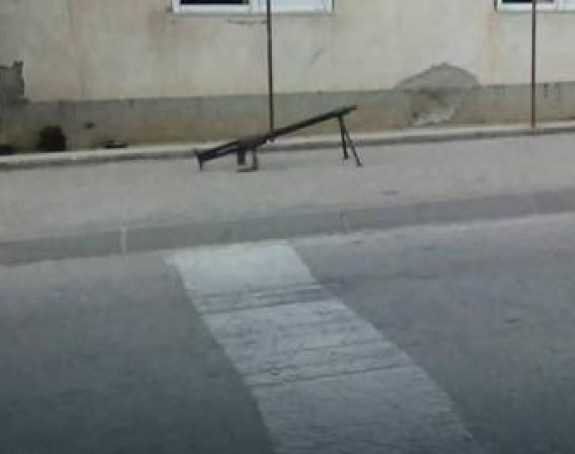 Првоаприлска шала у јулу: Митраљез на улици