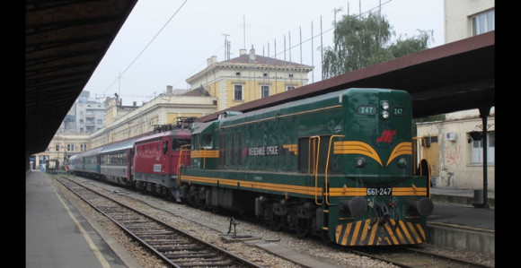 Putnici satima zarobljeni u vozu