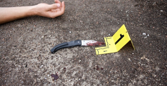 Izbo ženu nožem, pa se preklao!