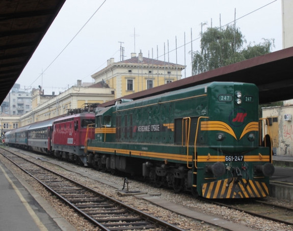 Putnici satima zarobljeni u vozu