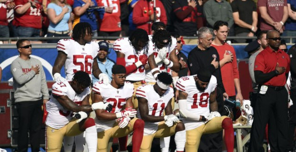 Nema klečanja dok traje himna!