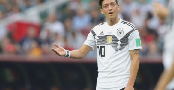 Rasizam "pobedio" - Ezil zauvek skinuo dres Nemačke!