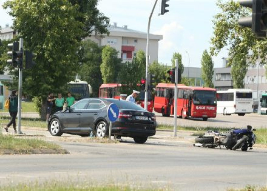 Судар: Мотористу ударио аутомобил