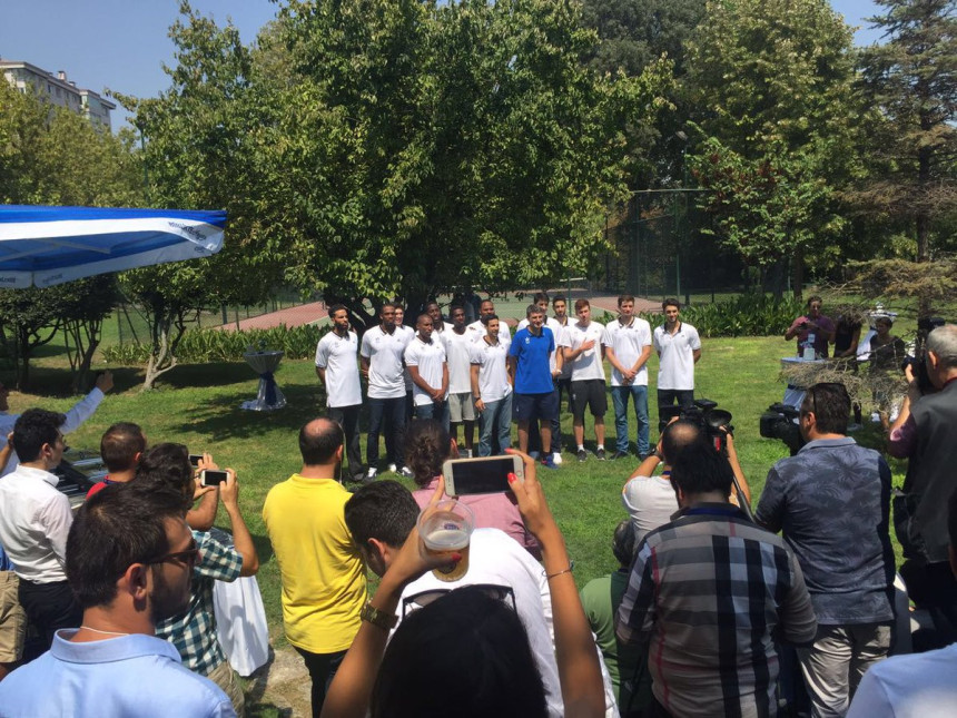 Efes sezonu počeo roštiljanjem!