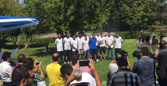 Efes sezonu počeo roštiljanjem!