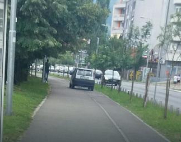 Возила на тротоару, пјешаци на улици