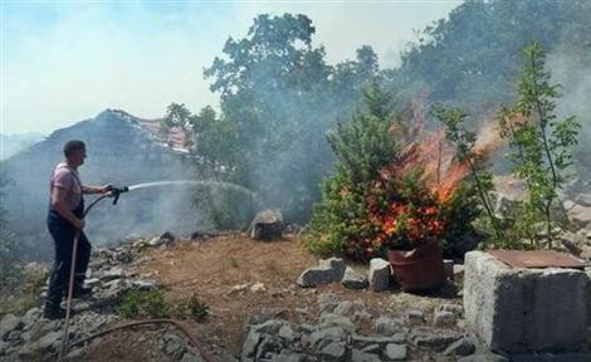 Пожар пријети кућама у Трусини
