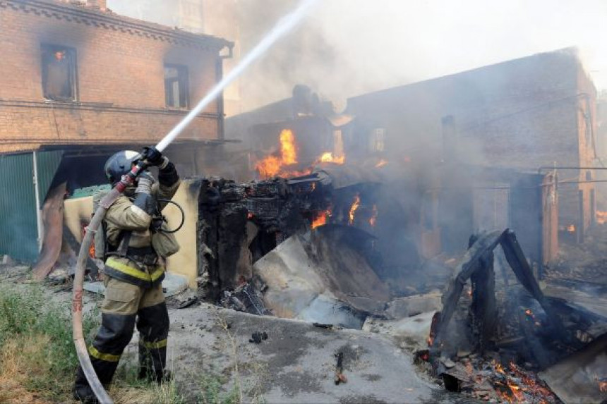 У пожару горјеле куће и објекти