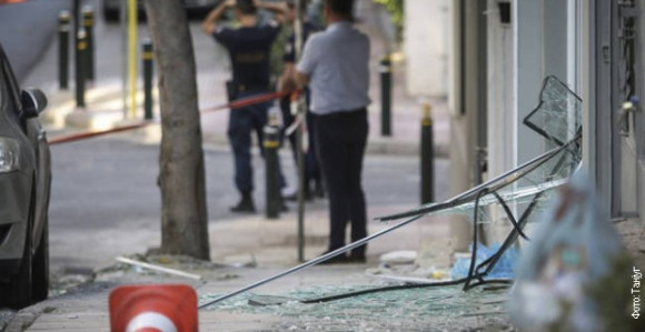 Pirej kod Atine: Bombom na zgradu