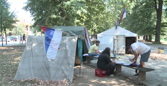 Vlast zaboravila štrajkače u parku  