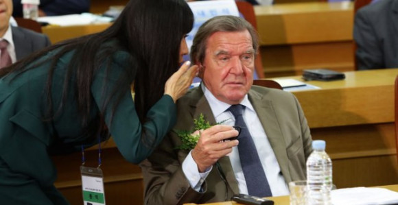 Šreder pozvao Vučića na svadbu