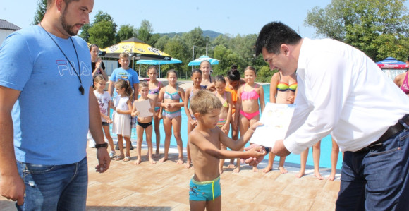 Završena Škola plivanja uz podršku Lopara