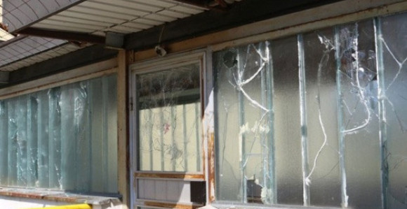 Devet prozorskih stakala polupano na osnovnoj školi 