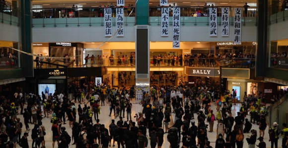 Полиција бацила сузавац на демонстранте