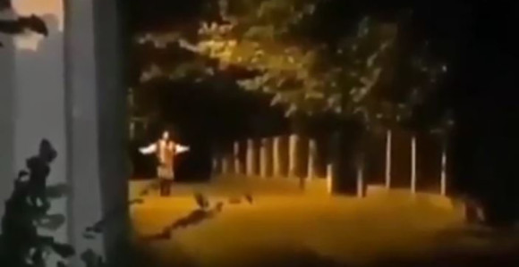 Nepoznata žena igra kolo noću kod bolnice