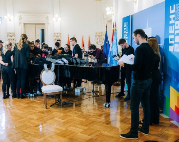 Ученици музичке школе свирали клавир у 23 руке