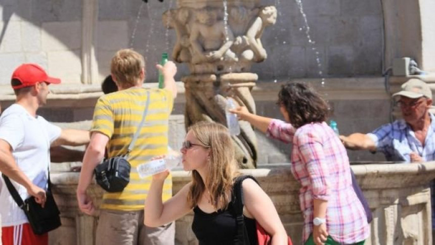 Дубровник: Туриста оштетио стару фонтану