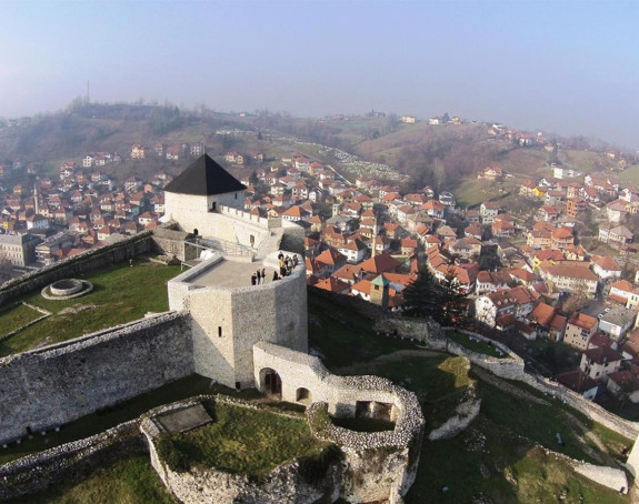 Тешањ: Пало возило са дизалице и убило дјечака