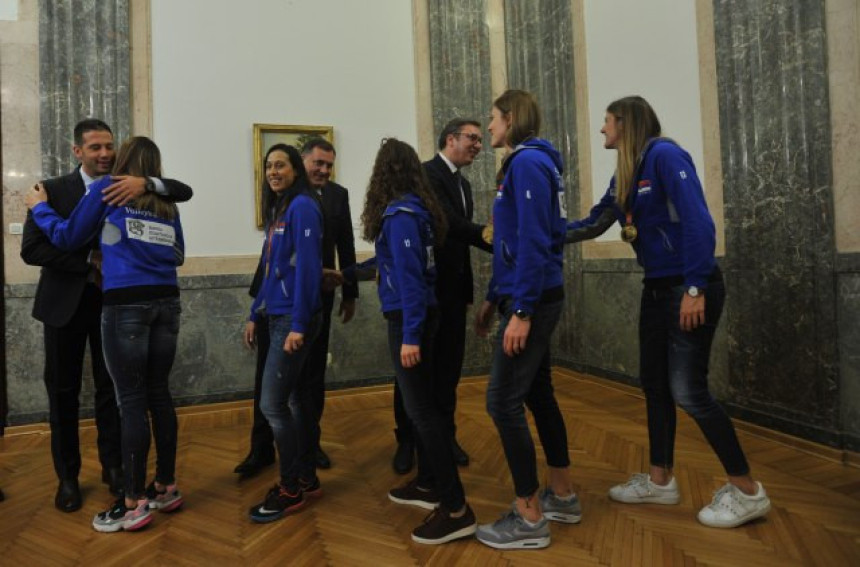 Vučić odbojkašicama novac, one njemu MEDALJU!