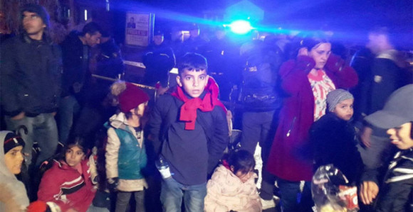 Migranti legli na cestu kod Izačića