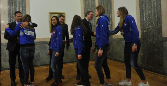 Vučić odbojkašicama novac, one njemu MEDALJU!