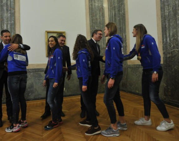Vučić odbojkašicama novac, one njemu MEDALJU!