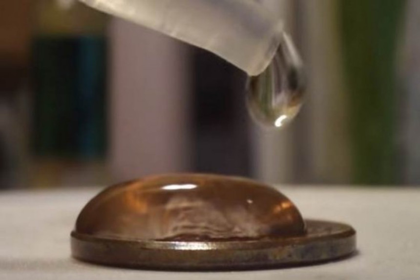 Koliko kapljica vode staje na mali novćić?! (VIDEO)