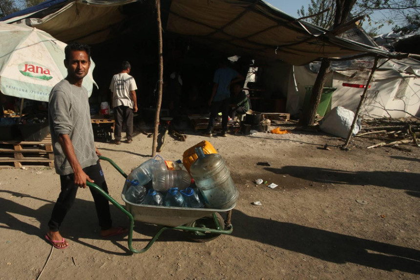 Migranti i dalje bez vode u kampu kod Bihaća