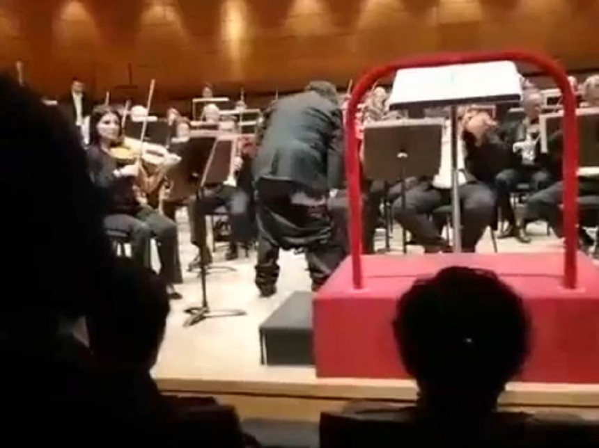 Dirigent ostao bez pantalona! (VIDEO)