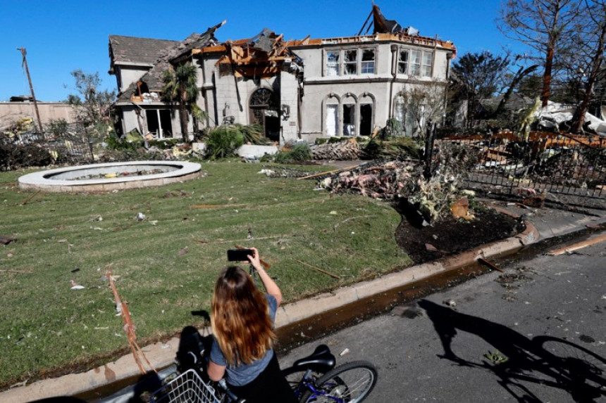 Хиљаде домова у Даласу без струје због торнада