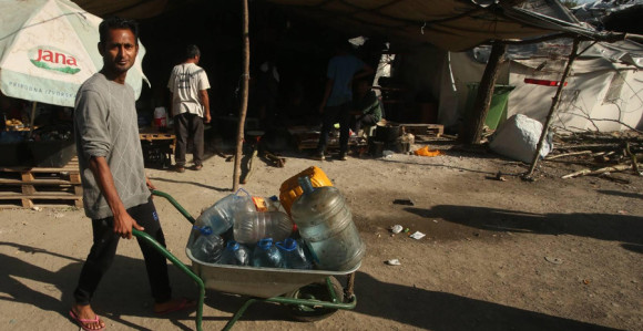 Migranti i dalje bez vode u kampu kod Bihaća